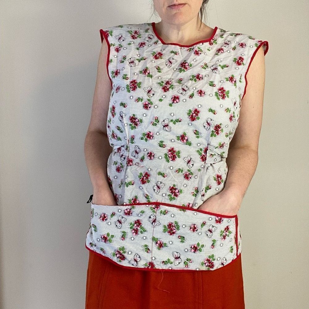 VTG 40s / 50s Hand Sewn Cherry Blossom and Butterfly Front Pocket Wrap Cobbler A
